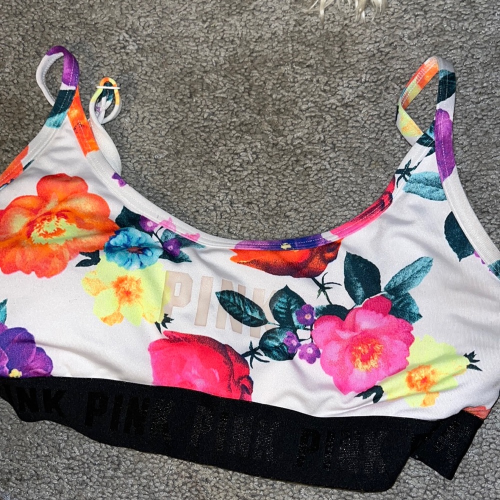 Sports bra with pads